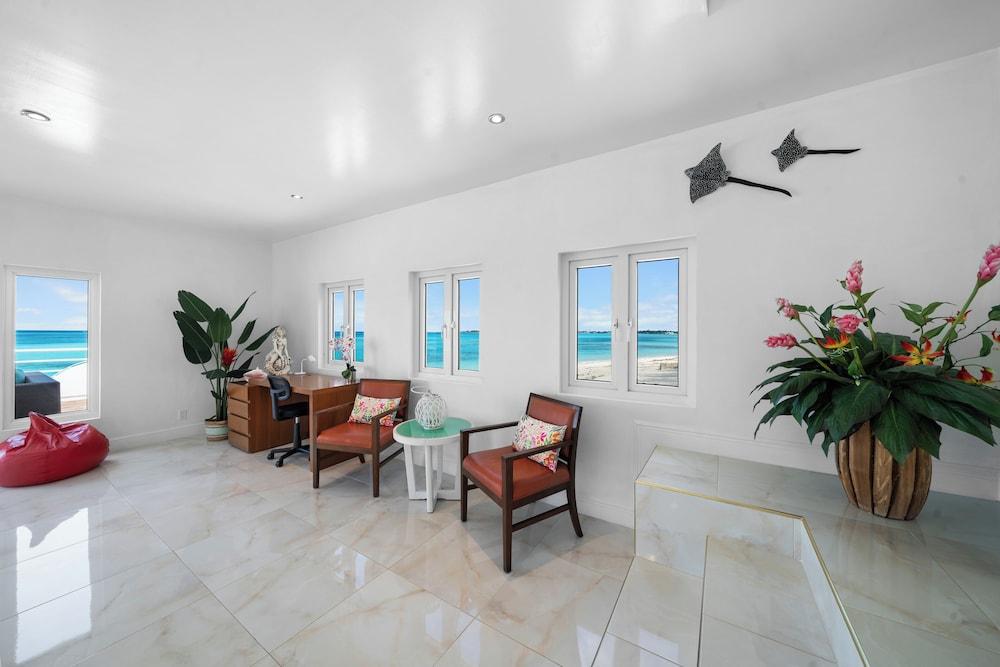 Modern, Stunning & Bright Central Beach Villa