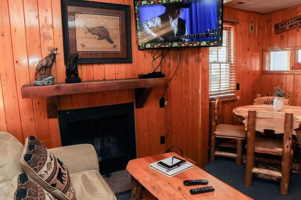 Lazy R Cottages: 2 2 Bedroom Cabin