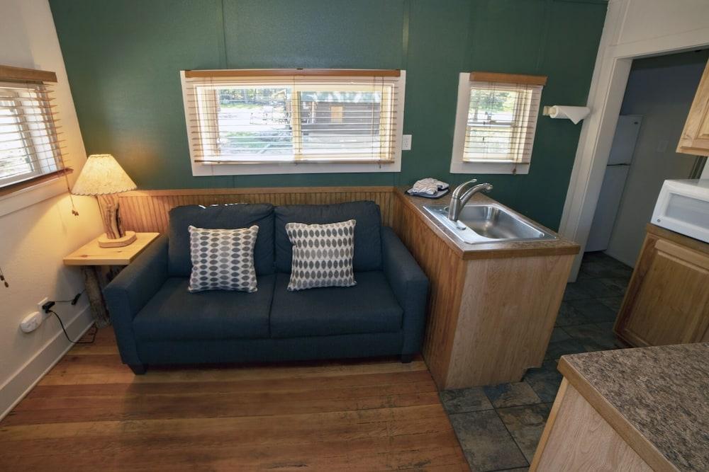 Triple R Cottages: 2 1 Bedroom Cabin
