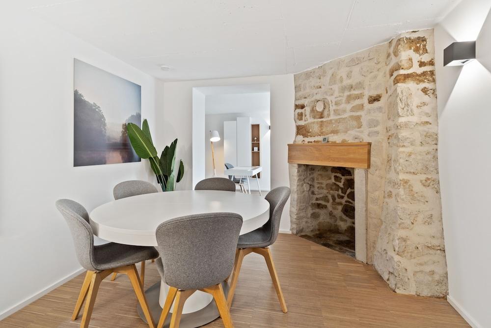 Modern Apt Old Town w Panoramic View ID4