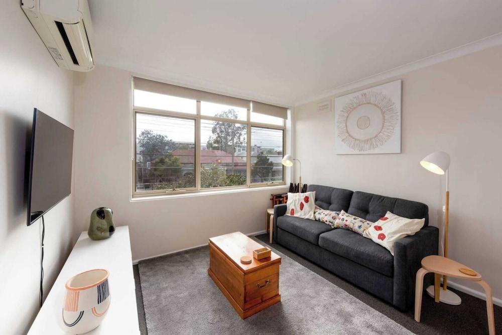 Bright & Comfortable 1BR Unit in Trendy Brunswick!