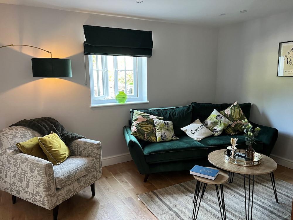 Yr Hen Beudy, Barn Conversion, Sleeps 4, Dogs Ok