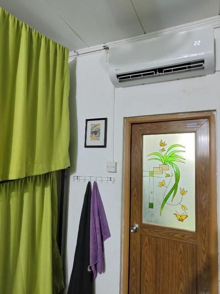 Happy hammocks, Weligama