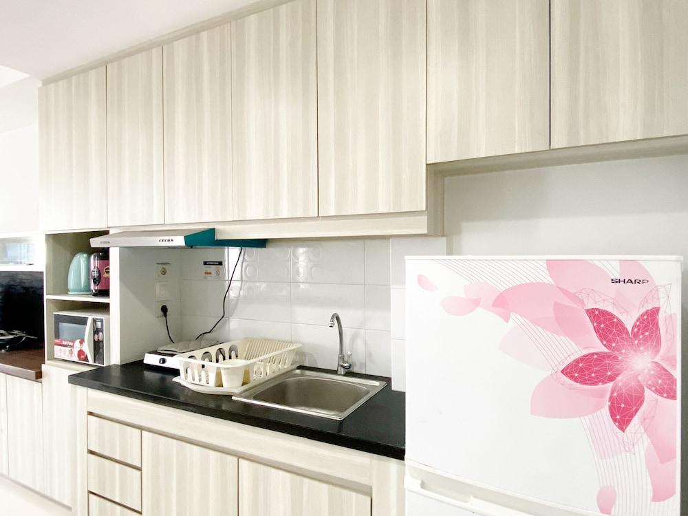 Cozy And Spacious Studio Room Azalea Suites Apartment