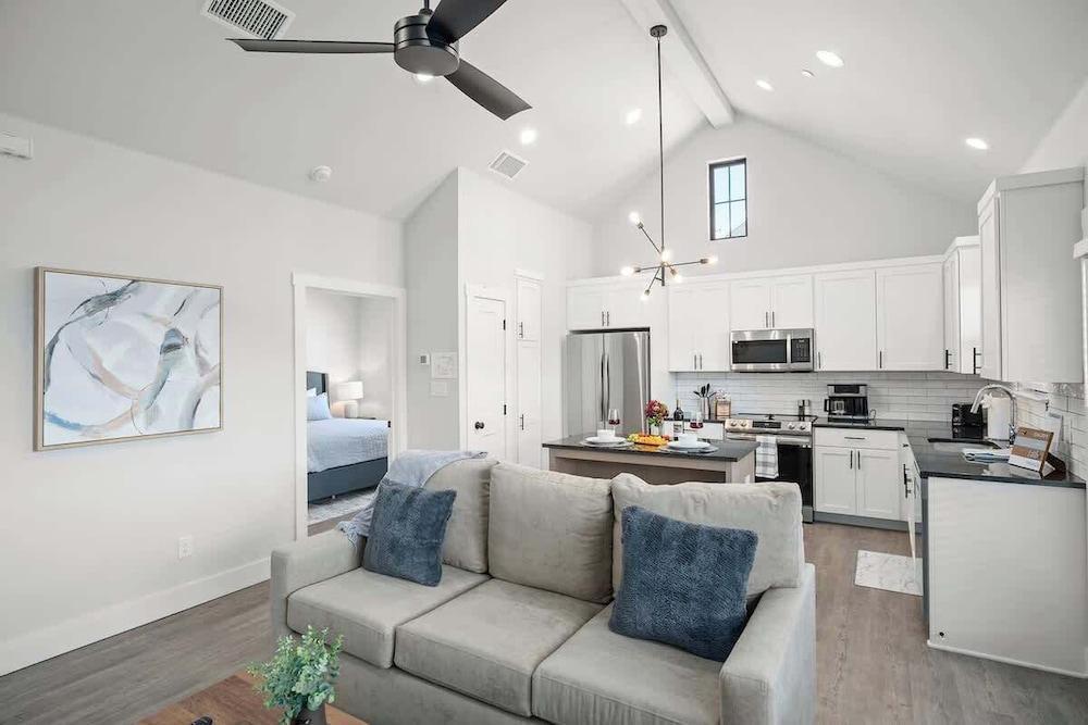 Ethel's Digs With Hot Tub