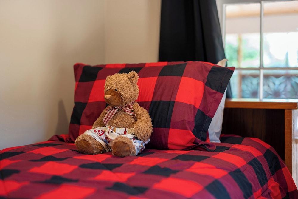 Camp Fred With Firepit and Hot Tub