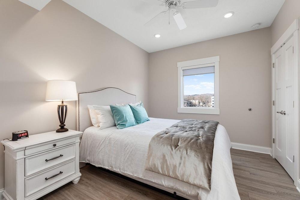 539 Bay St. Lake View Condo Unit 104E