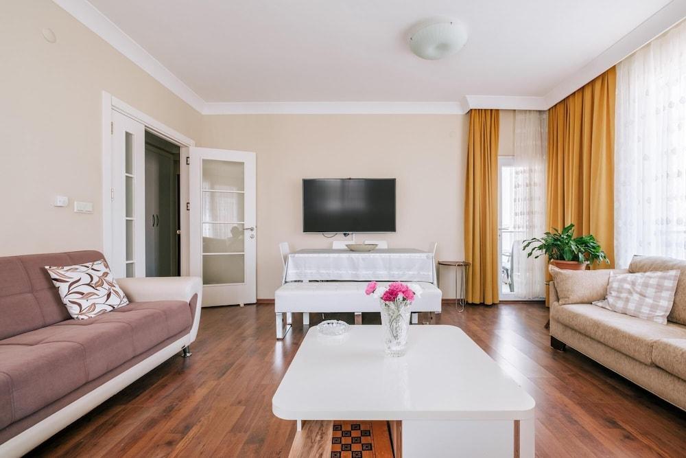 Lovely Flat w Balcony 10 min to Moda Coast