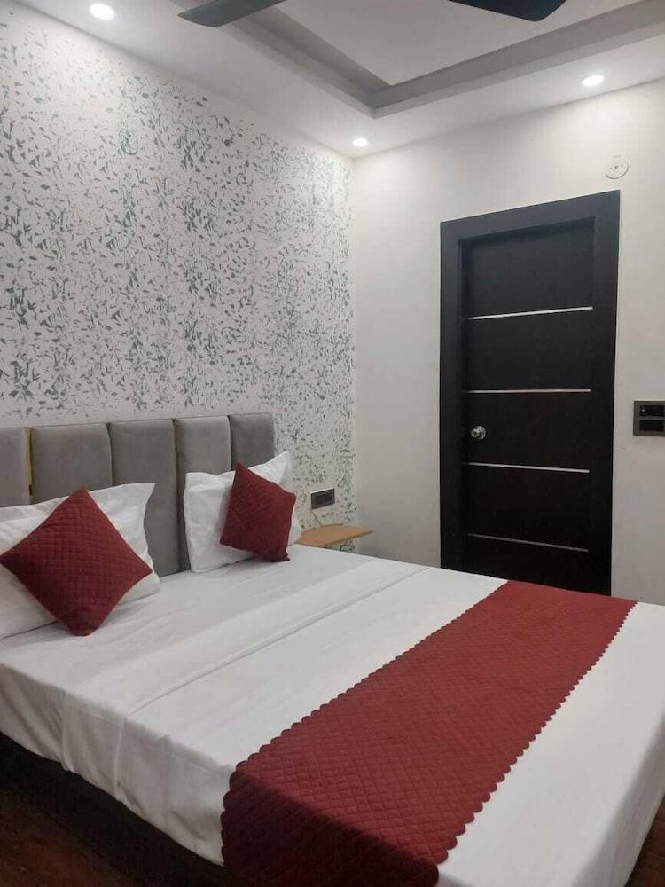 Hotel Twamev Couple Friendly Laxmi Nagar