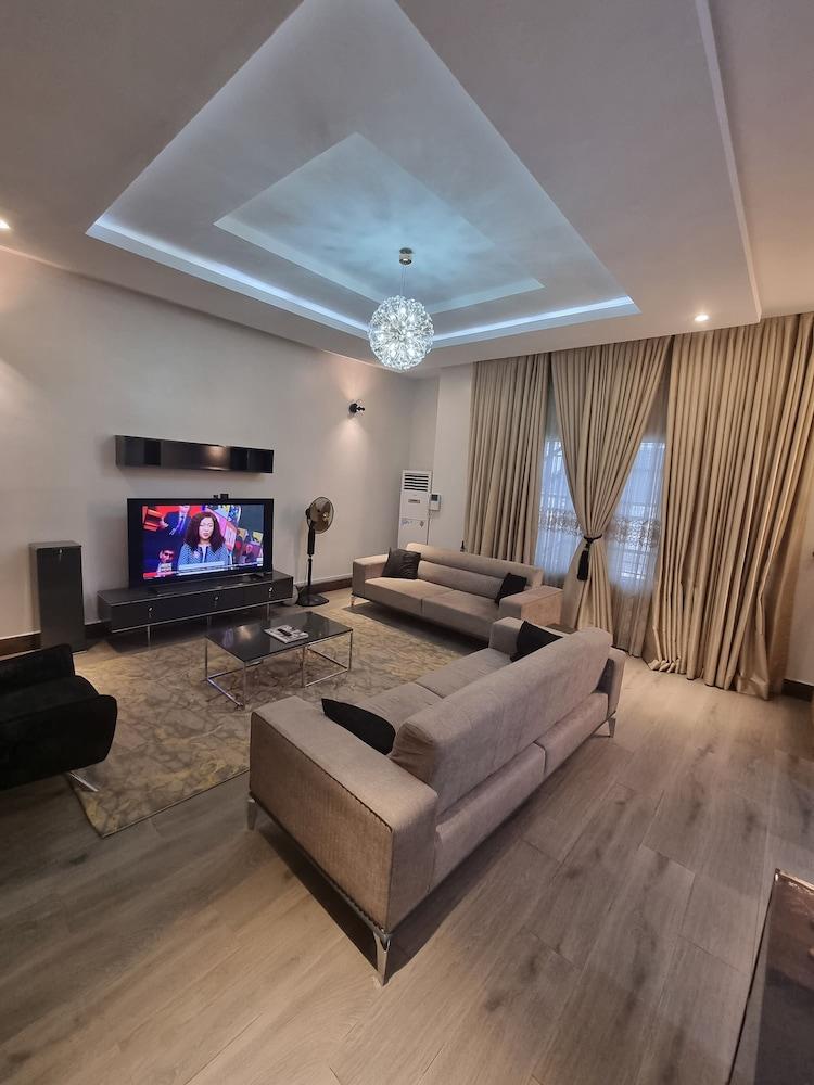 De James Hotels & Suites