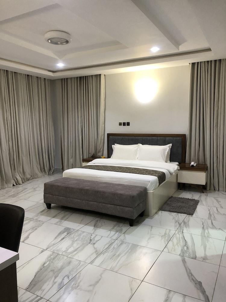 De James Hotels & Suites