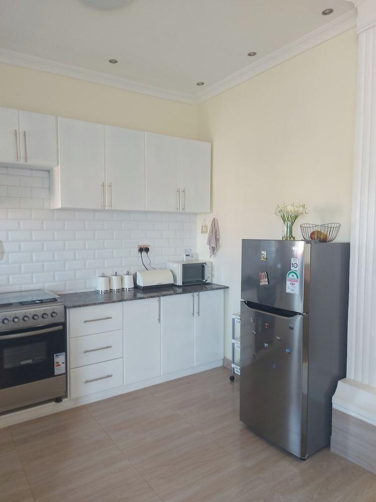 Cozy 2-bed Apartment in Akright City, Bwebajja