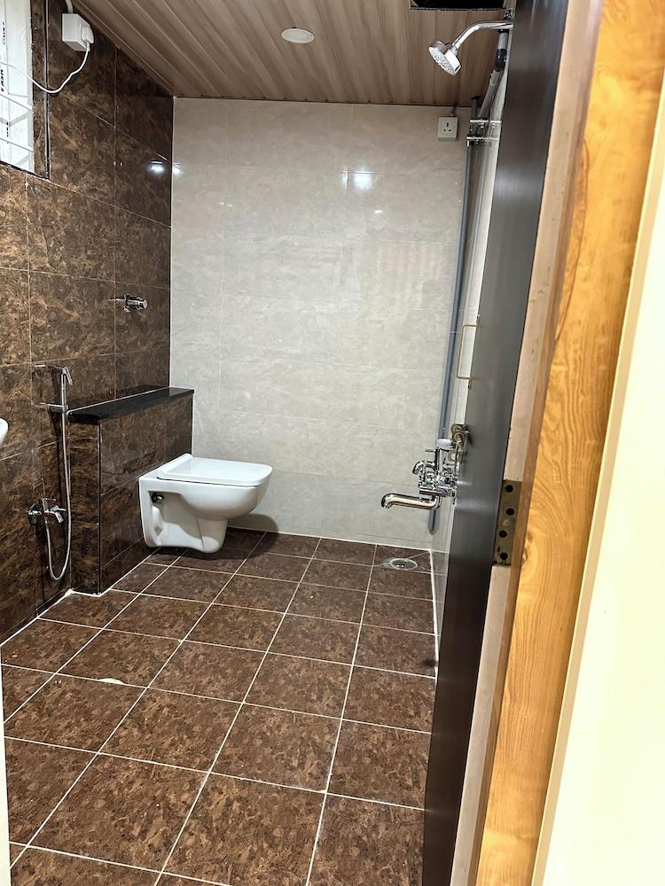 Sadanand's Highway Inn