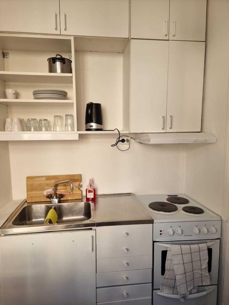 Apartment Sleeps 4 Near Shopping Street