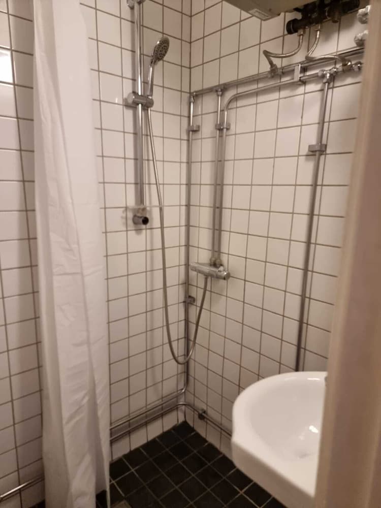 Apartment Sleeps 4 Near Shopping Street