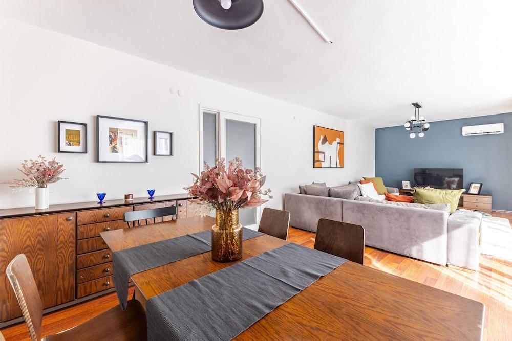 Spacious Flat w Balcony 3 min to Bagdat Ave