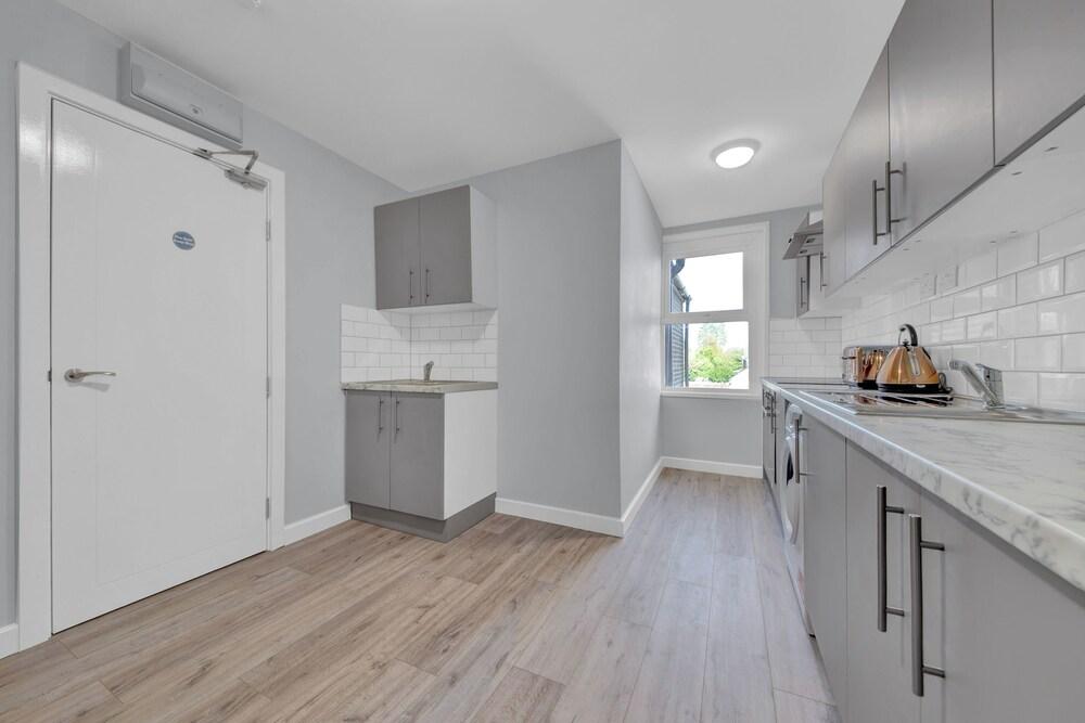 Captivating 1-bed Studio in West Drayton