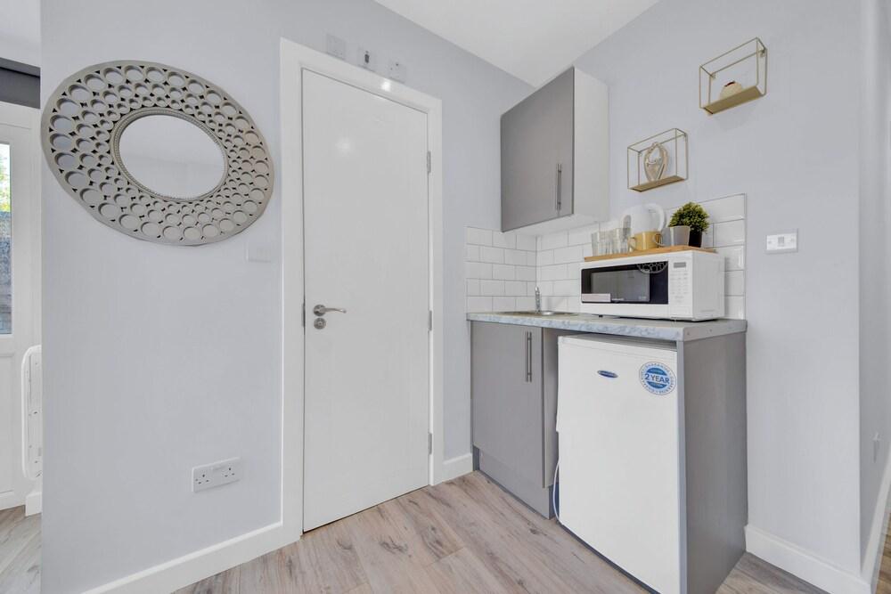 Charming Serviced Studio West Drayton London UB7