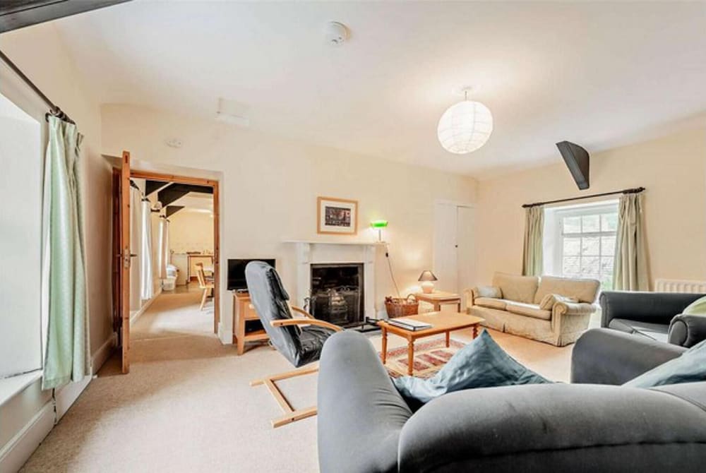 Lovely 7-bed Apartment in Llandysul