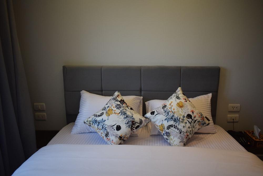 pyramids grand museum inn