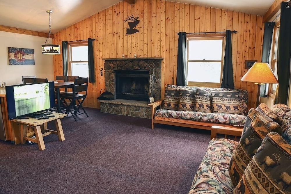 Lazy R Cottages: 7a 2 Bedroom Cabin
