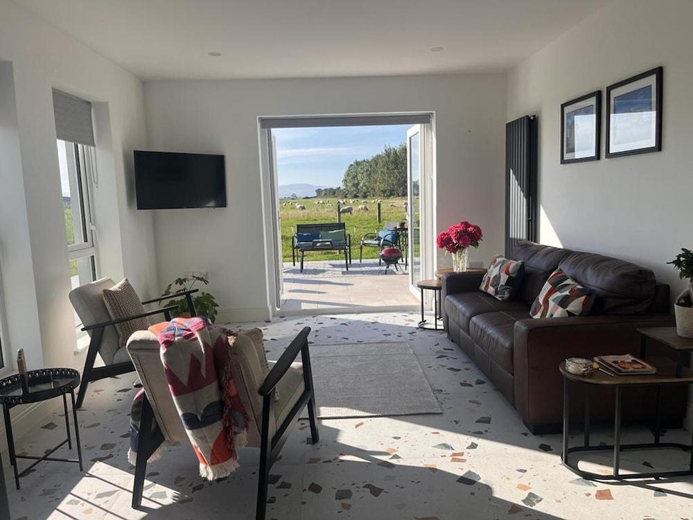 Magilligan - Cottage - Sleeps 6 - Parking - Garden