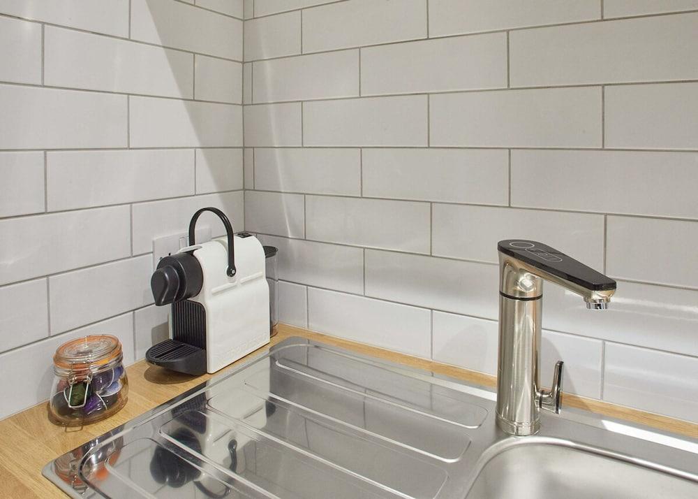 Host Stay Threadneedle Cottage