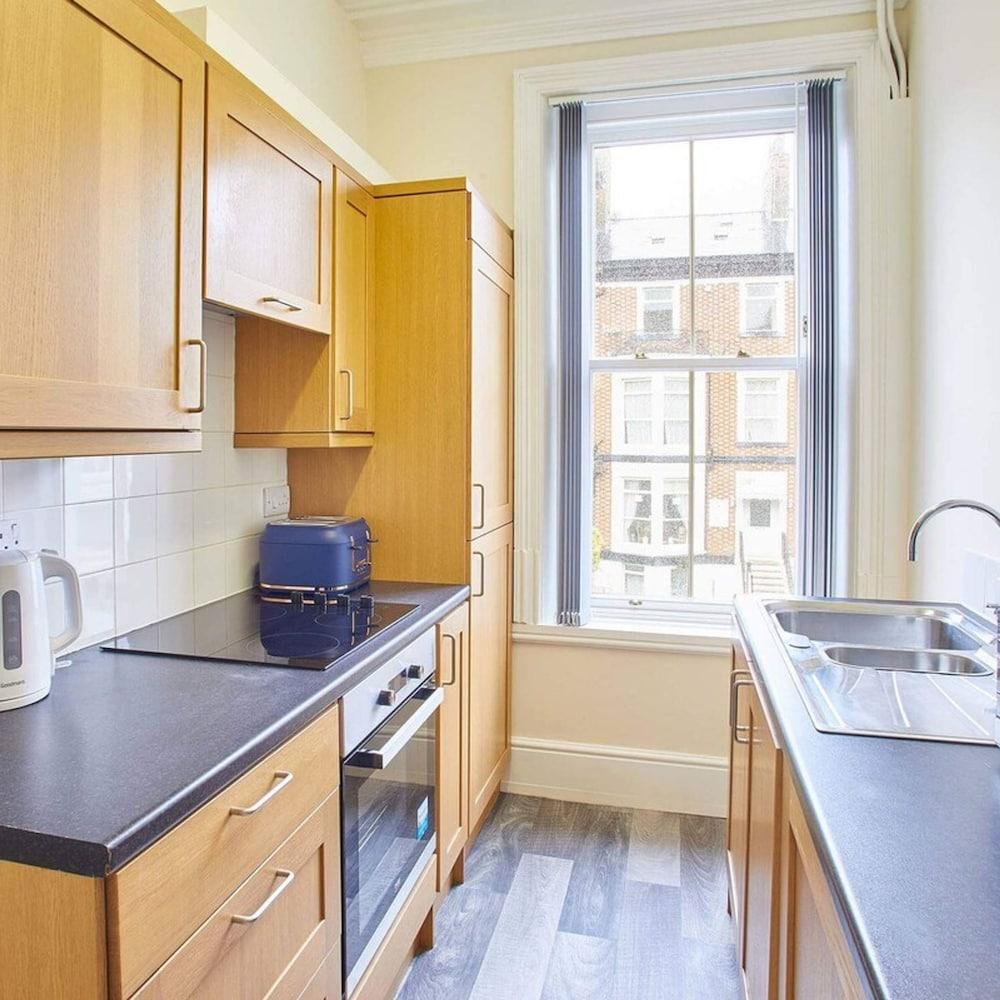 Host Stay The Funky Robin