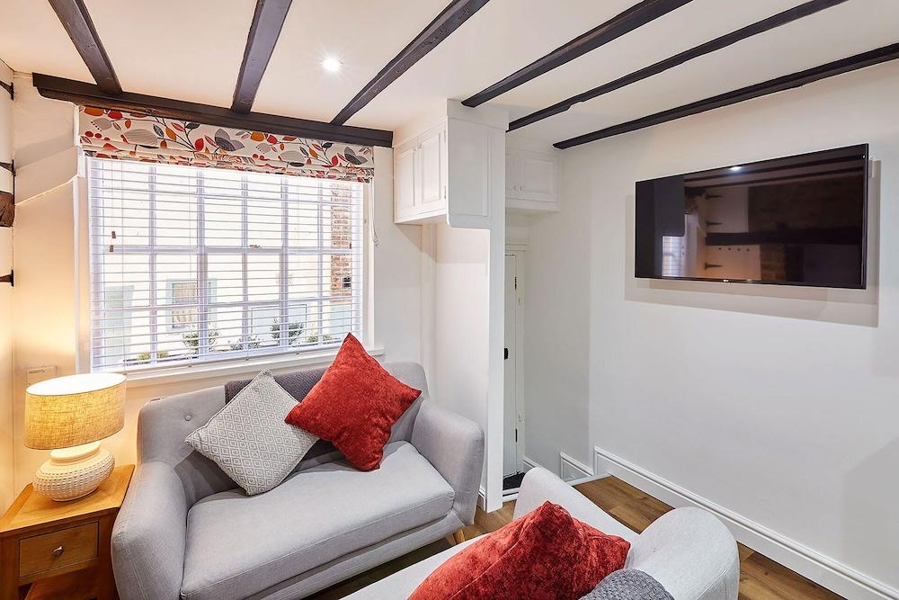 Host Stay Thimble Cottage