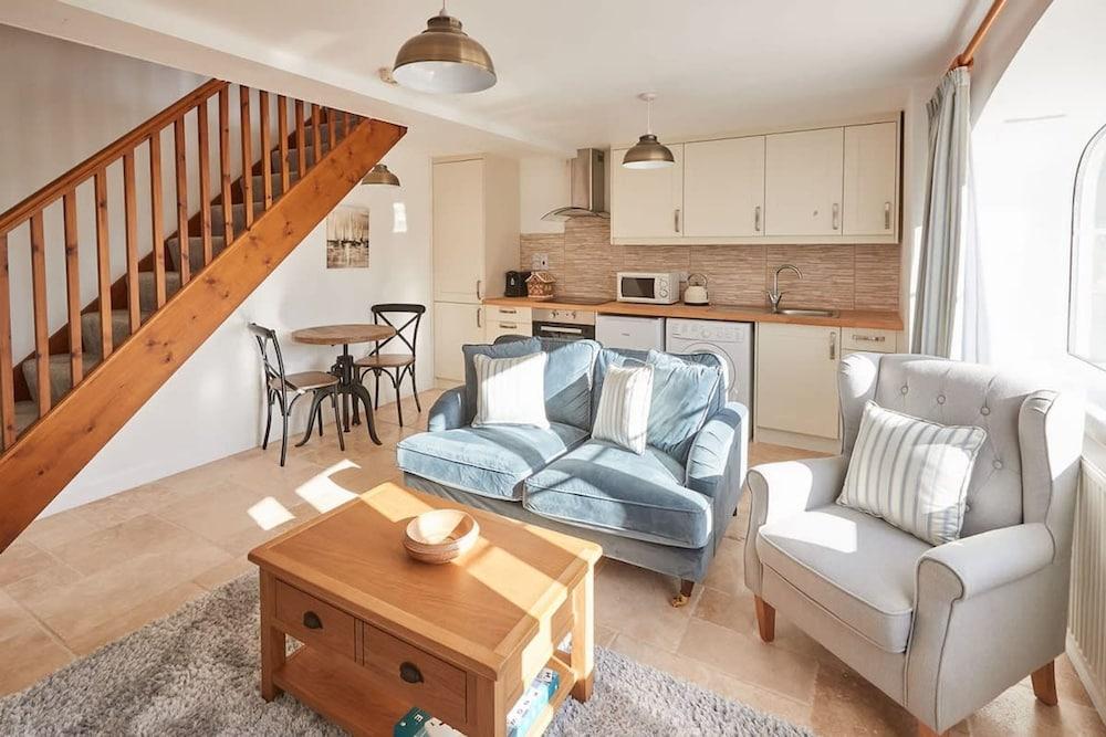 Host Stay May Cottage