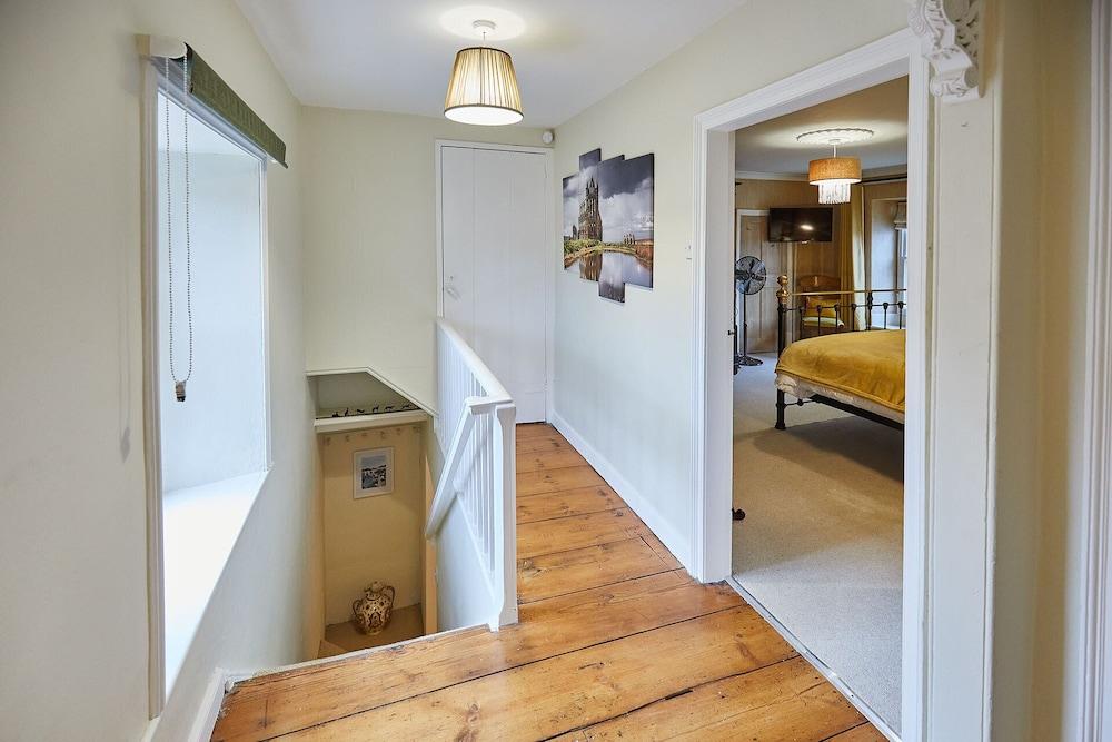 Host Stay Sixpence Cottage