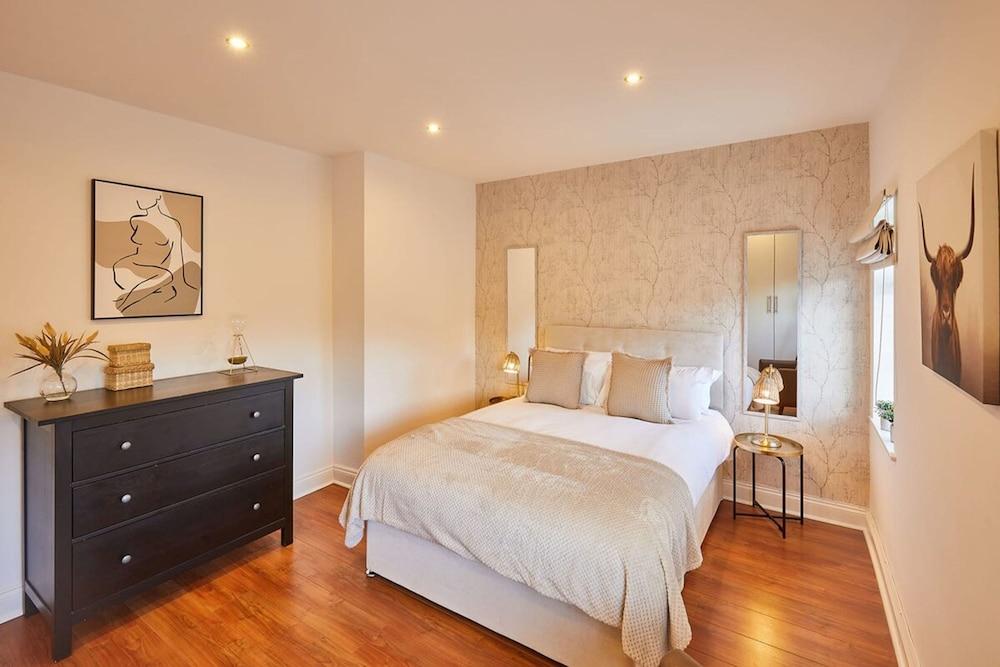 Host Stay Newsam Crescent