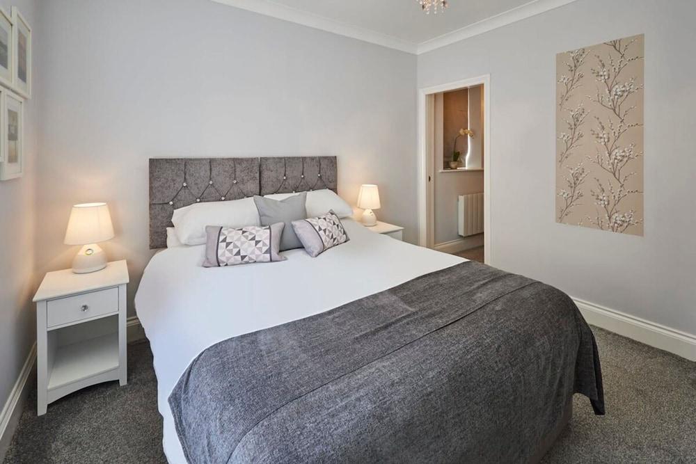 Host Stay Brooklands Timeless