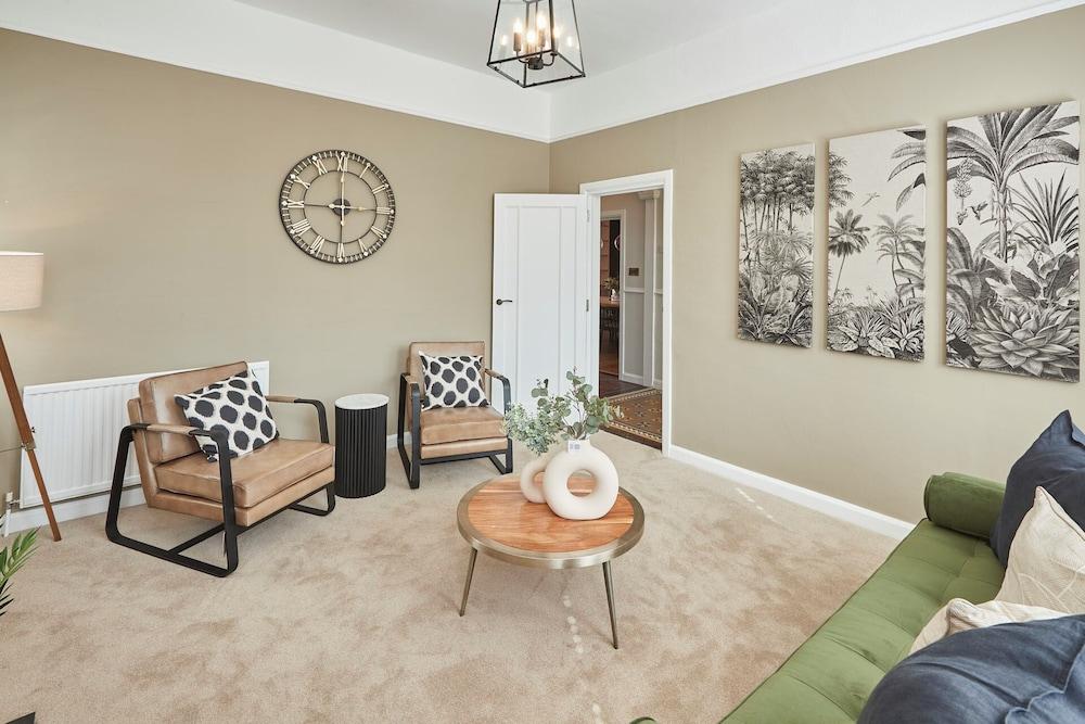 Host Stay Roslyn House