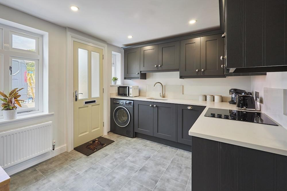 Host Stay Castle View Cottage