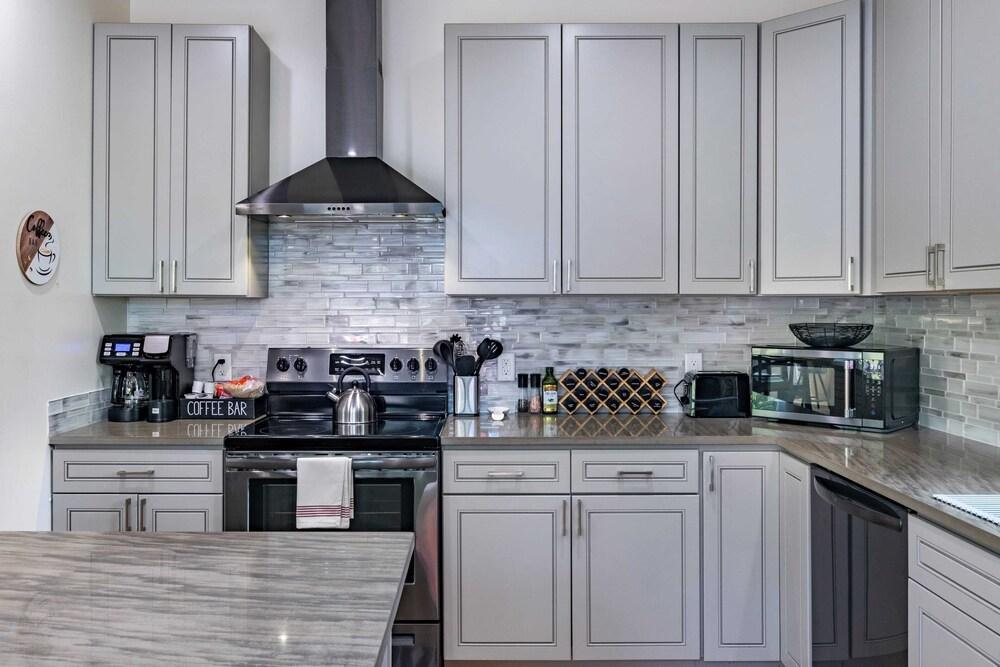 Modern Escape by Avanstay w/ Hot Tub, Fire Pit, Mountain Views, 10min to Town