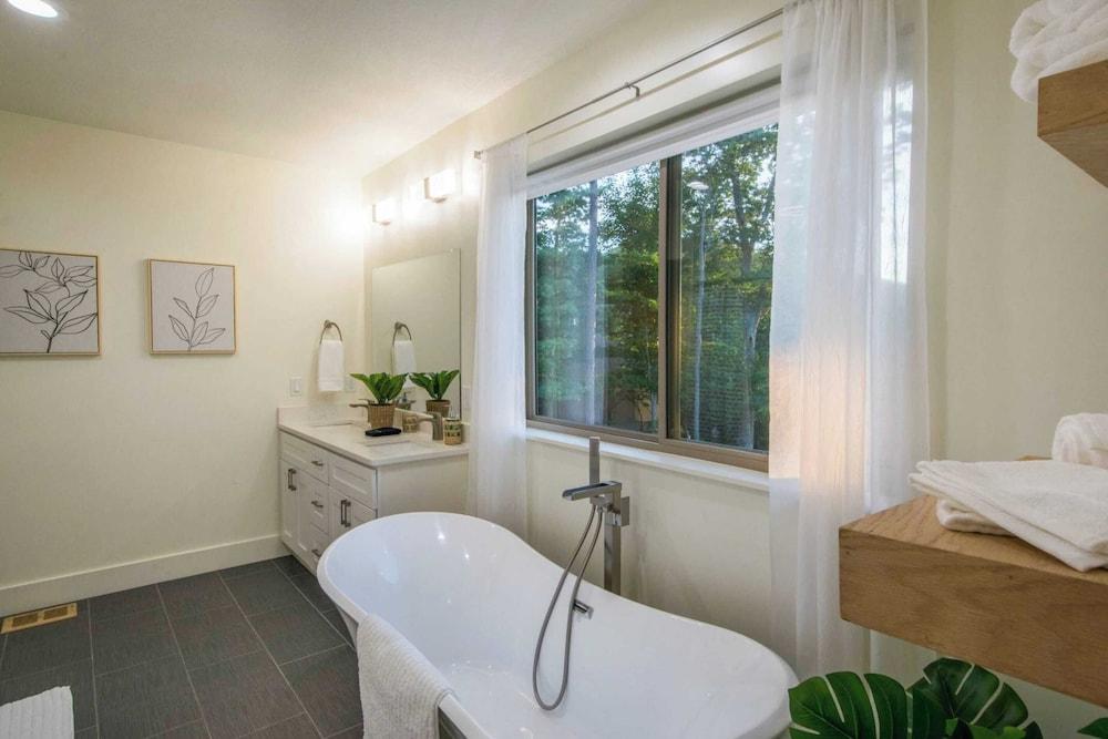Modern Escape by Avanstay w/ Hot Tub, Fire Pit, Mountain Views, 10min to Town