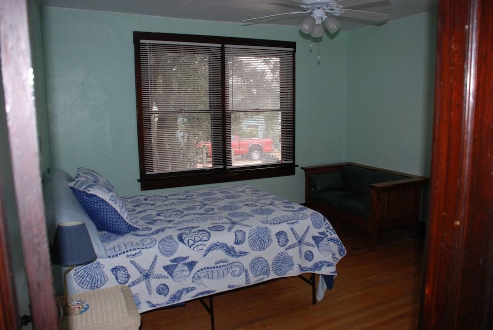 Beach Lovers Delight 3 Bedroom Cottage by RedAwning