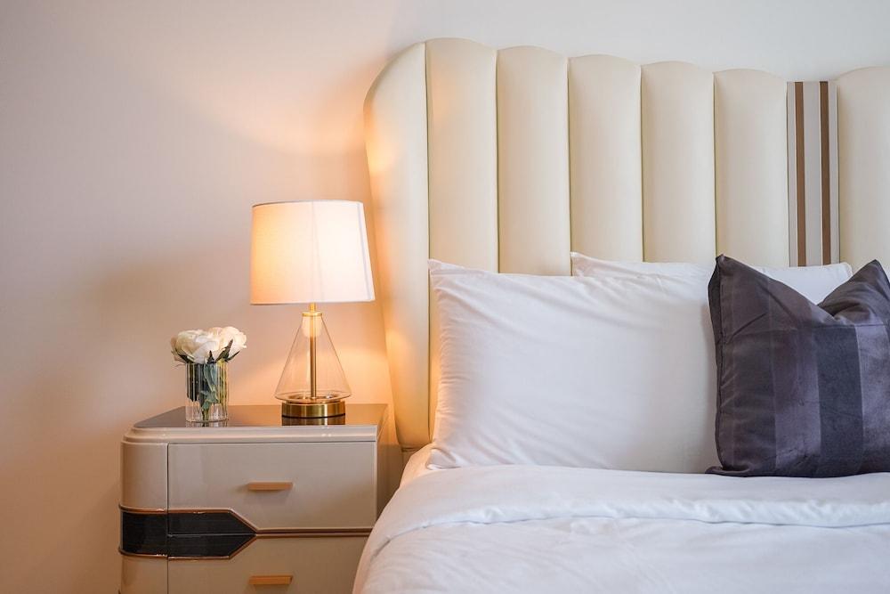 Luxurious & Stylish Apartments Across Dubai Mall - Burj Khalifa - City Views by Sojo Stay