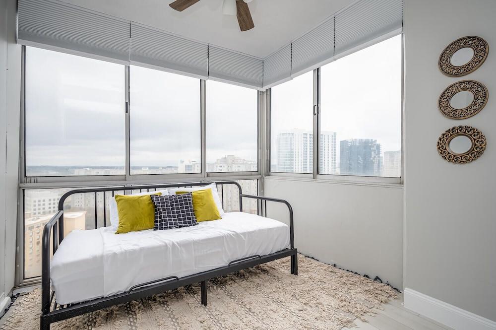 ATL downtown 2BR King Bed FREE parking
