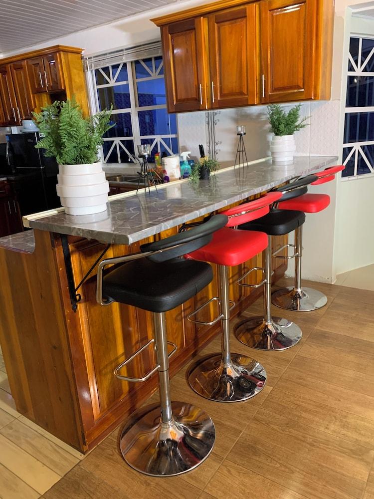 1st Floor 1-bedroom ,comfortably Sleeps 4