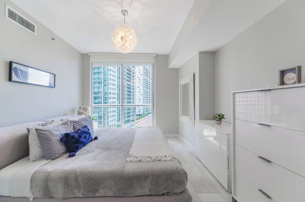 Amazing Condos at Icon Brickell With Pool