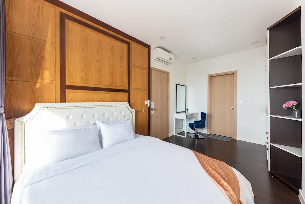 RIVERGATE apartment infinity pool & Gym