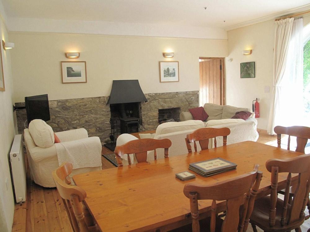 Comfortable Airy 5-bed Apartment in Llandysul