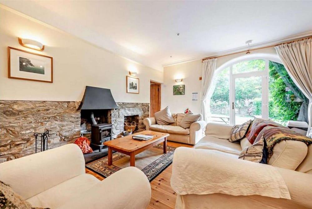 Comfortable Airy 5-bed Apartment in Llandysul