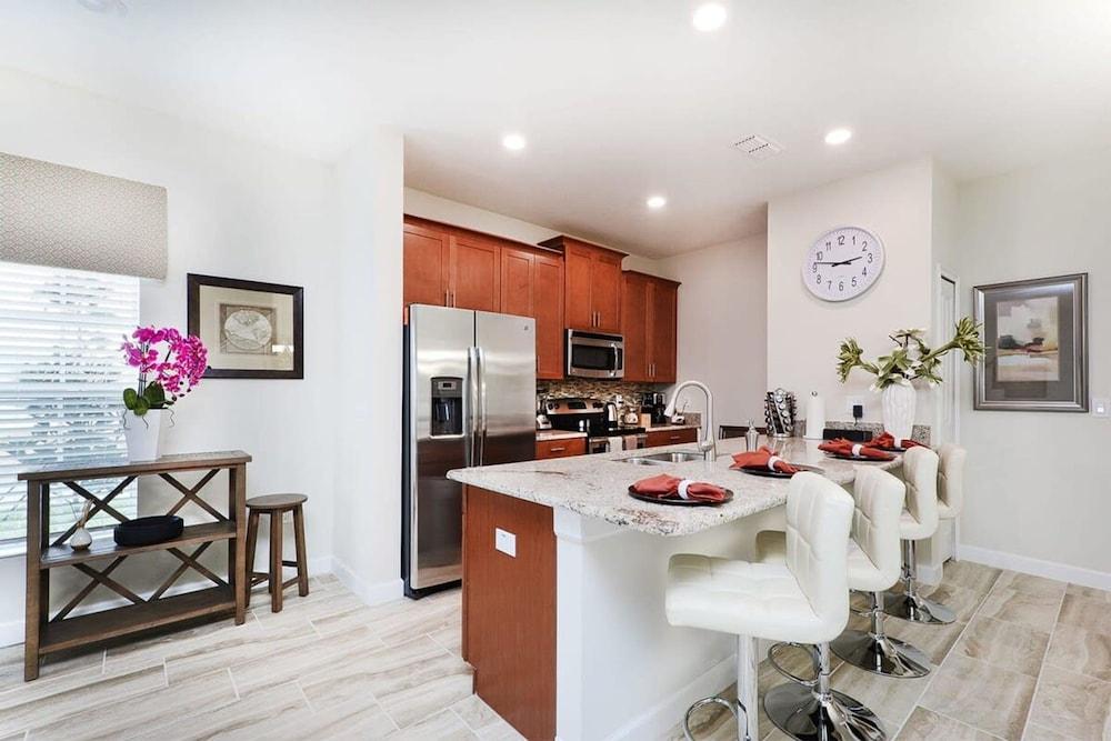 Stunning Storey Lake Villa Prime Location