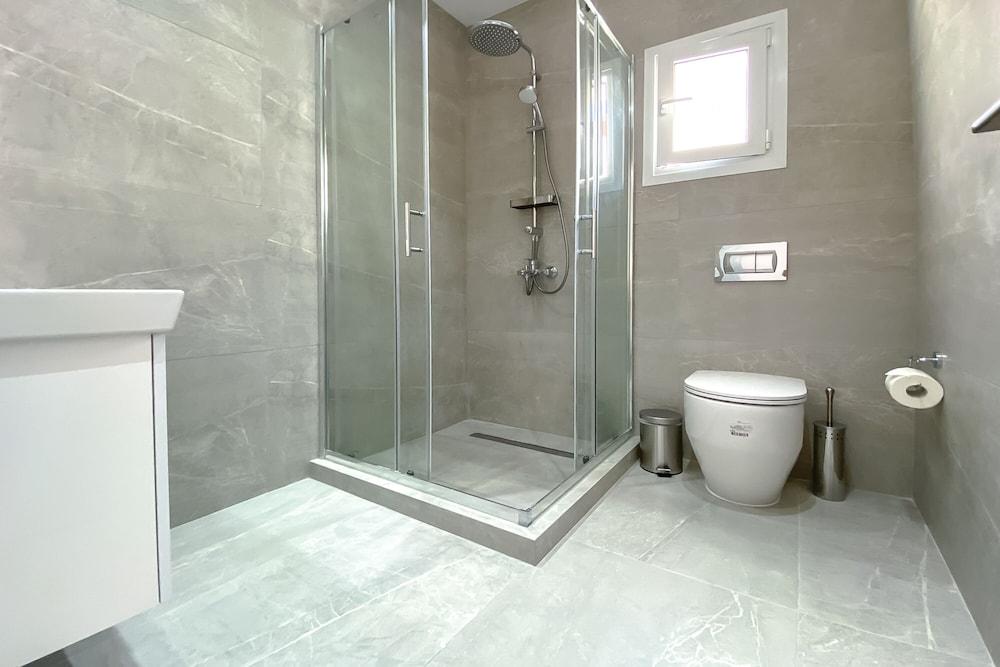 Limnaria 121: Luxury Ivy Flat