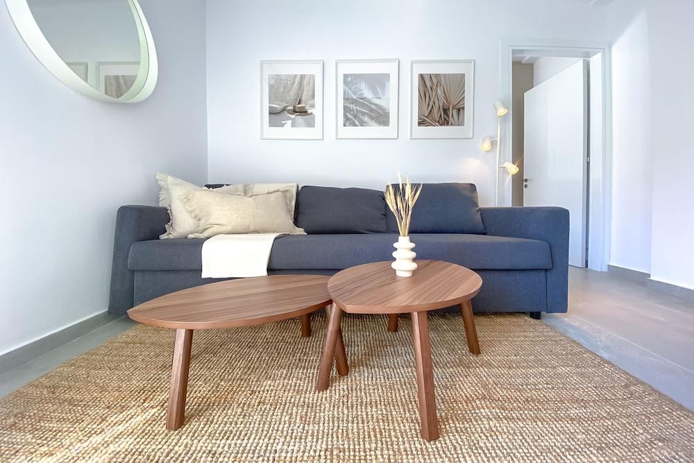 Limnaria 121: Luxury Ivy Flat