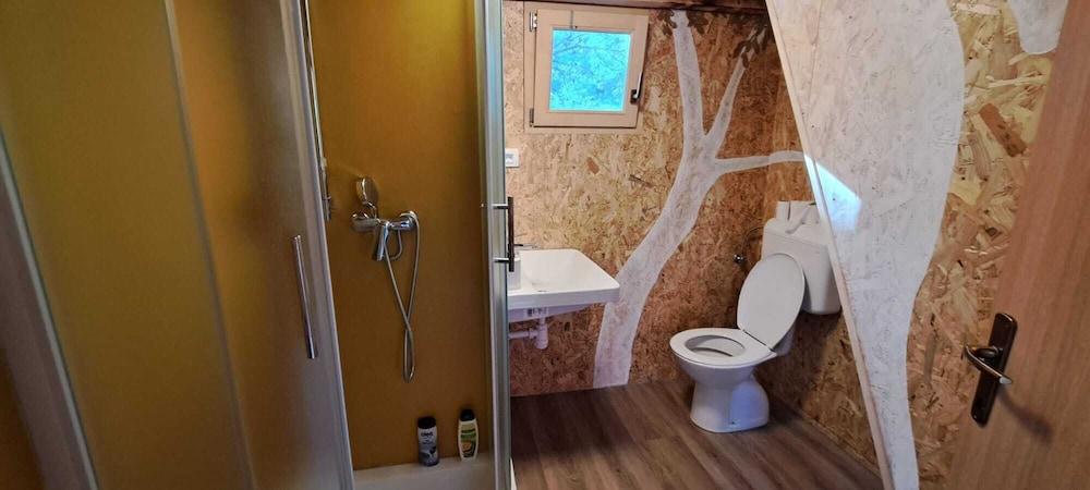 TreeHouses Ljubač Glamping Robinson