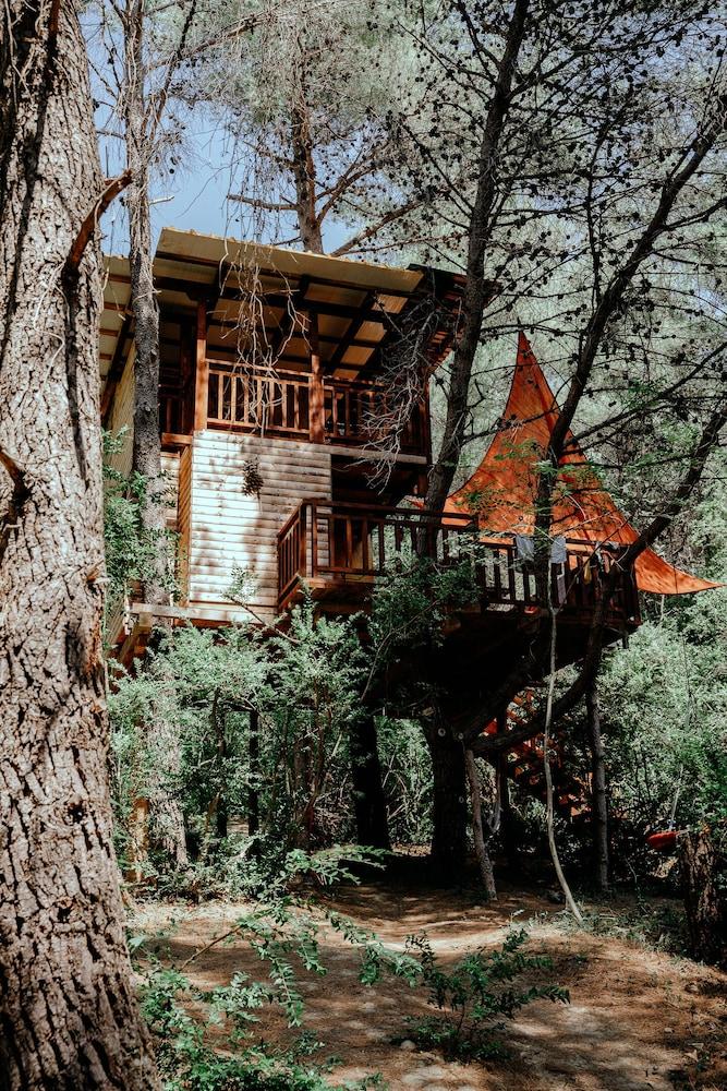 TreeHouses Ljubač Glamping Robinson